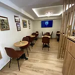 Hermes Petite Maison Hotel *