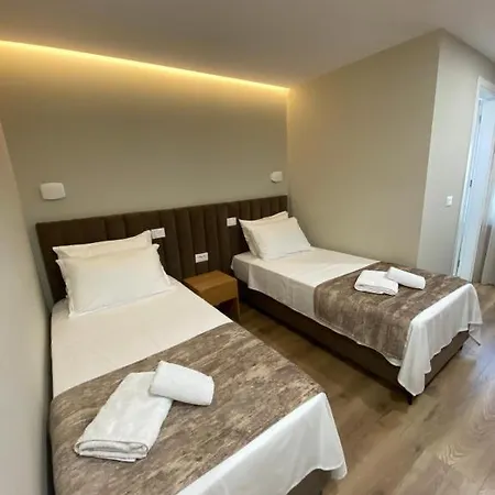 Hermes Petite Maison Hotel *