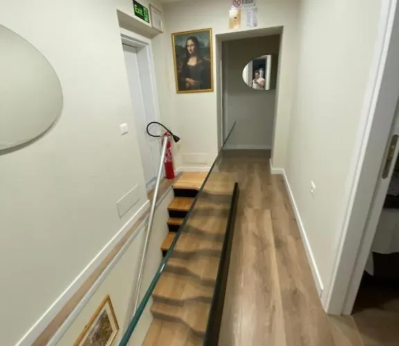 Hermes Petite Maison Hotel *