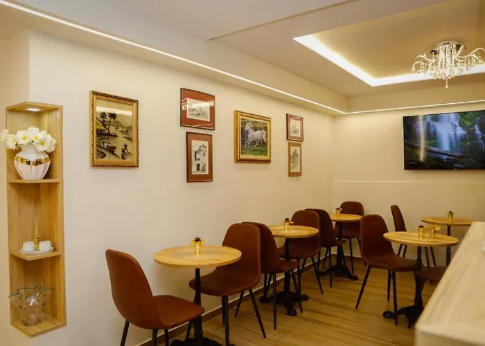 Hermes Petite Maison Hotel *