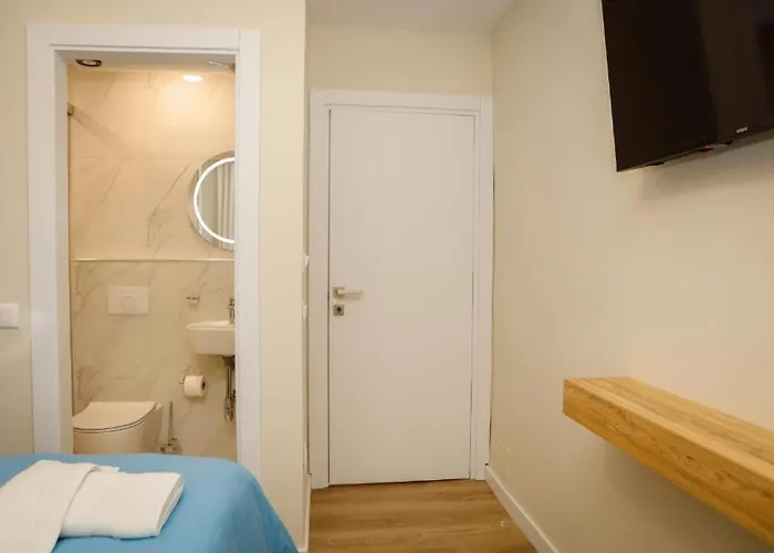 Hermes Petite Maison Hotel *